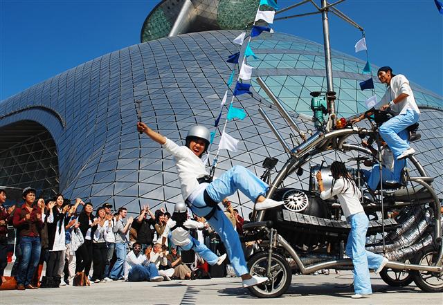 폐자재를 변모시킨 악기로 연주하는 노리단 직원들이 인천국제공항을 배경으로 ‘핑팽퐁’ 공연을 하고 있다. 이 장면은 “철이 있어 세상은 더 즐겁고 아름다워집니다.”라는 나레이션과 어우러져 포스코 기업광고로 만들어졌다. 노리단 제공