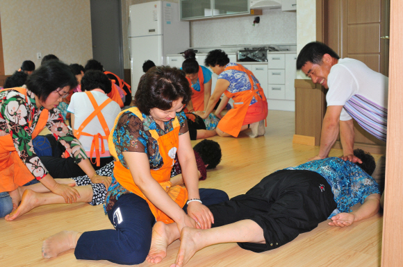 경기 화성시 태안농협 케어봉사단이 황계동 노인정을 방문해 노인들에게 스포츠마사지를 해주고 있다.  태안농협 제공