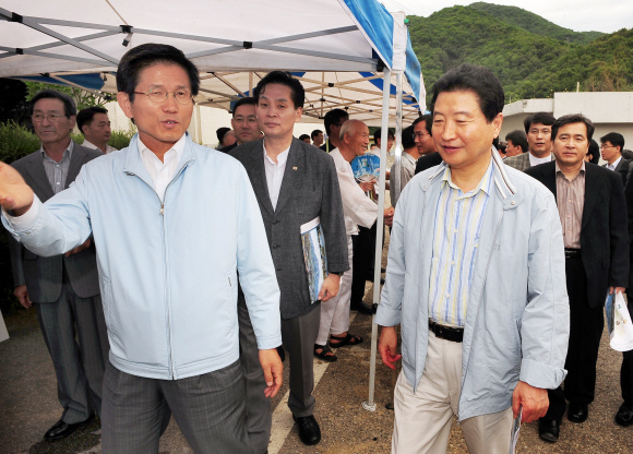 안상수(오른쪽) 원내대표를 비롯한 한나라당 의원들이 6일 경기 연천군 청산면을 방문, 김문수(왼쪽) 경기지사로부터 농촌경제살리기 설명을 듣고 있다. 이호정기자 hojeong@seoul.co.kr