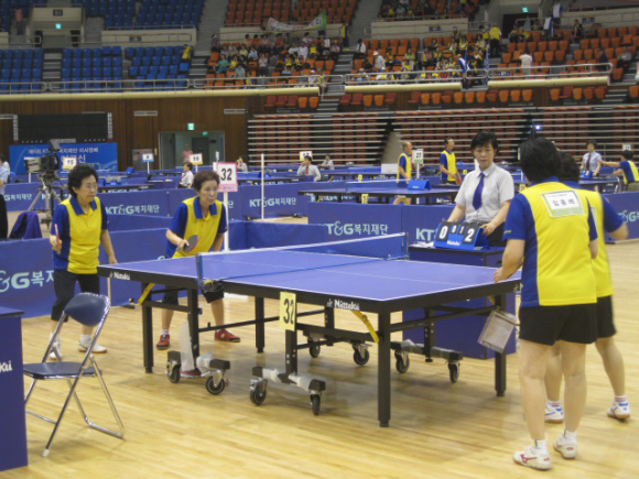 스포츠 동아리 활동은 5080세대의 기력을 높이는 데 도움이 된다. 사진은 지난 6월 열린 KT&G배 탁구대회에서 구슬땀을 흘리는 서대문노인종합복지관 노인 선수단.  서대문노인종합복지관 제공