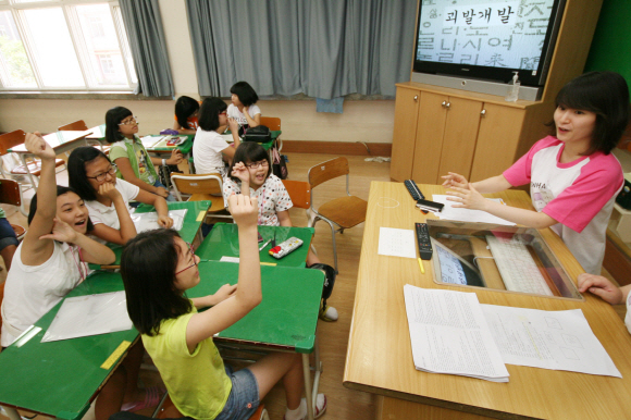 학습봉사활동에 참여한 이화여대 학생이 7일 강원 영월군 석정여중에서 이 지역 청소년들과 즐거운 국어시간을 갖고 있다. 이화여대 제공