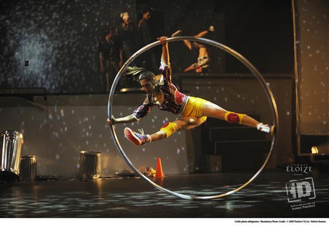 캐나다 아트서커스 ‘아이디’ 가운데 한 장면. 