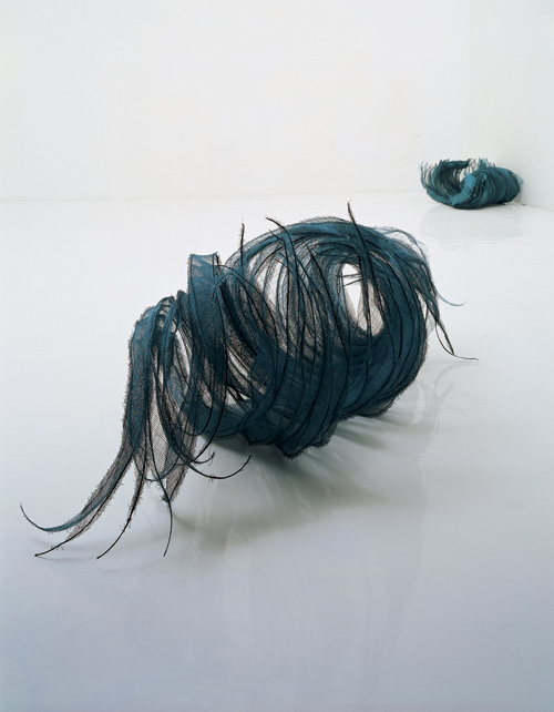 <드로잉 조각 : 공중누각전>, 늘어난 시간(2008), 아바카 쪽염색 재봉