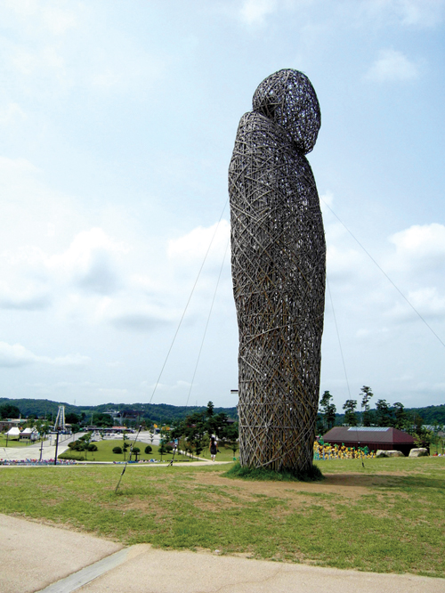 대나무를 엮어 만든 최평곤 작가의 설치작품. <통일 부르기>