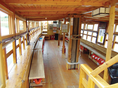 황포돛대 내부. 창을 통해 시원한 강바람이 분다.