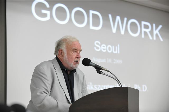 미하이 칙센미하이 교수는 10일 서울시청에서 열린 ‘창의시정’ 주제 강연에서 “물질적 보상이 제한된 공직자는 일 자체에서 즐거움을 찾아야 한다.”고 강조했다. 서울시 제공