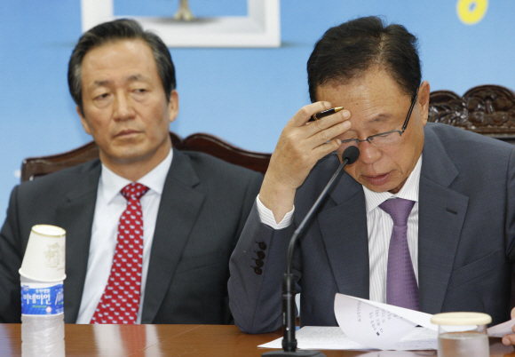 한나라당 박희태(오른쪽) 대표가 12일 서울 여의도동 당사에서 열린 최고위원·중진 연석회의에서 자료를 보고 있다. 왼쪽은 정몽준 최고위원. 박 대표가 10월28일 실시되는 경남 양산 재선거에 출마하기 위해 대표직을 사퇴하면 정 최고위원이 승계할 가능성이 높다. 이호정기자 hojeong@seoul.co.kr