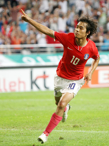 역시 해결사 박주영  박주영이 12일 서울 월드컵경기장에서 열린 파라과이와의 평가전에서 후반 38분 결승골을 터뜨린 뒤 오른손을 번쩍 치켜들며 환호에 답하고 있다. 박진업기자 upandup@sportsseoul.co.kr