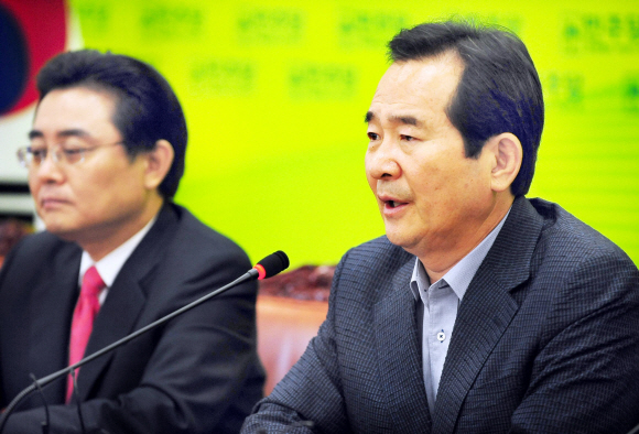 민주당 정세균(오른쪽) 대표가 13일 국회 당 대표실에서 김대중 전 대통령의 도쿄 피랍 생환 36주년을 맞아 기자회견을 하고 있다. 이호정기자 hojeong@seoul.co.kr