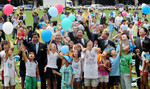 13일 농협중앙회 등이 서울시청 앞 서울광장에서 가진 안심한우 어린이재단 후원 협약식이 끝난 뒤 초청 어린이 등 참가자들이 ‘꿈 풍선’ 날리기 행사를 펼치고 있다. 이언탁기자 utl@seoul.co.kr