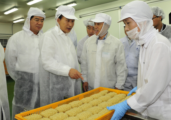 이명박(왼쪽에서 두번째) 대통령이 13일 인천 강화읍에 있는 쌀국수 생산업체를 방문, 생산라인을 둘러보며 임직원들을 격려하고 있다. 최해국기자 seaworld@seoul.co.kr