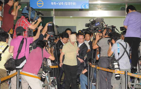 북측에 억류됐던 유성진씨가 13일 풀려나 경기 파주 남북출입국사무소 입경게이트를 빠져 나오고 있다.  정연호기자 tpgod@seoul.co.kr