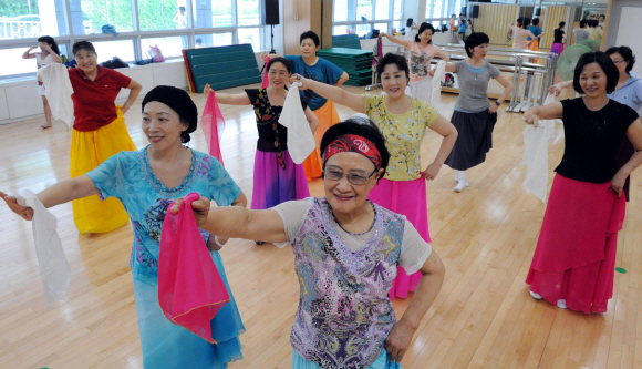 건강을 위해 활동적으로 사는 실버 웰빙족이 늘어나고 있다. 14일 서울 사직동 종로문화체육센터 한국무용시간에 실버세대들이 강사로부터 손동작을 배우고 있다. 이언탁기자 utl@seoul.co.kr