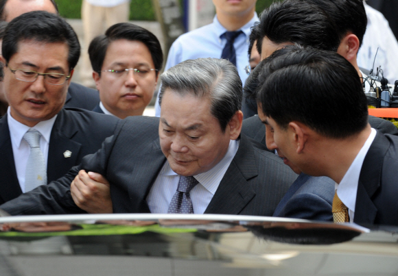 이건희 전 삼성그룹 회장이 14일 오전 삼성SDS 신주인수권부사채(BW) 파기환송심 선고공판을 마친 뒤 서울 서초동 서울고등법원을 떠나기 위해 측근들의 부축을 받으며 차에 오르고 있다. 도준석기자 pado@seoul.co.kr