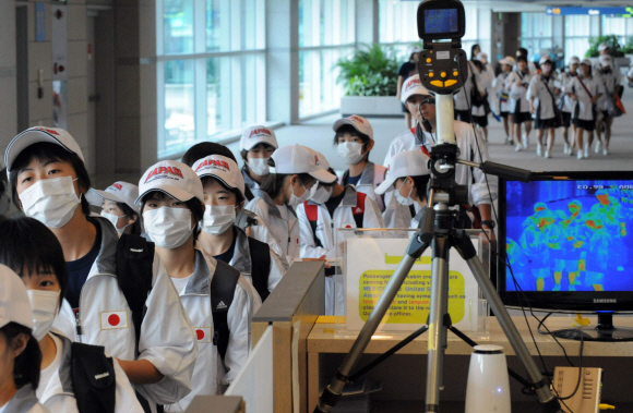 日학생들 ‘마스크’ 입국  주말 국내에서 잇따라 신종플루에 감염된 사망자가 발생, 공포가 확산되고 있는 가운데 16일 인천국제공항 입국장에서 수학여행을 온 일본 학생들이 일제히 마스크를 쓴 채 발열감시 카메라 앞을 통과하고 있다. 손형준기자 boltagoo@seoul.co.kr