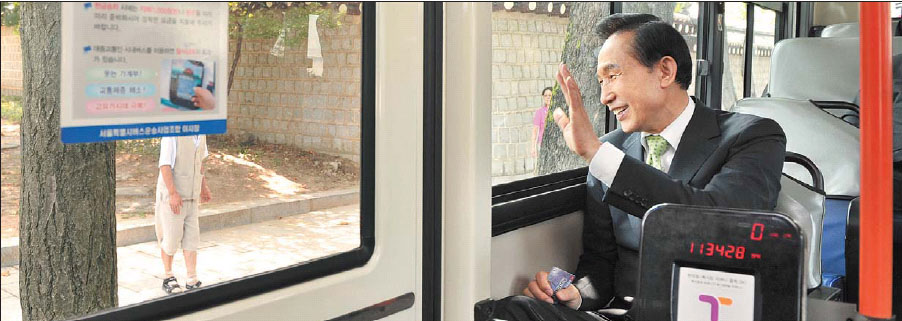 시내버스 타고 청와대로  이명박 대통령이 지난 15일 서울 세종문화회관 대극장에서 열린 제64주년 광복절 기념식 행사를 마친 뒤 8000번 시내버스를 타고 청와대로 향하며 시민들에게 손을 흔들고 있다. 최해국기자 seaworld@seoul.co.kr