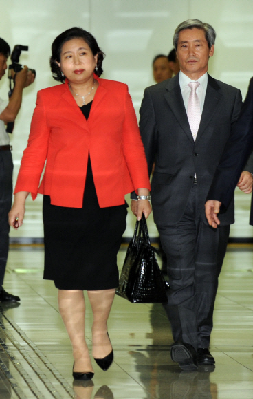 현정은(왼쪽) 현대그룹 회장이 7박8일간의 방북 일정을 마치고 17일 오후 경기 파주 도라산 남북출입사무소를 거쳐 돌아오고 있다.  도준석기자 pado@seoul.co.kr