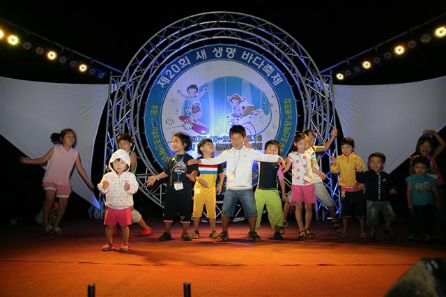 백혈병 환자 어린이들이 행사에서 장기자랑을 펼치고 있다. 대우조선해양 제공 