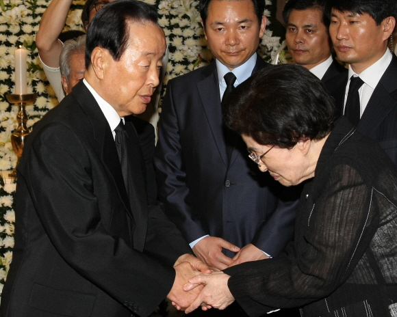 18일 김대중 전 대통령의 서거 소식이 전해진 이후 김영삼 전 대통령이 빈소가 마련된 연세대 세브란스 병원을 찾아 이희호 여사를 위로하고 있다. 사진공동취재단