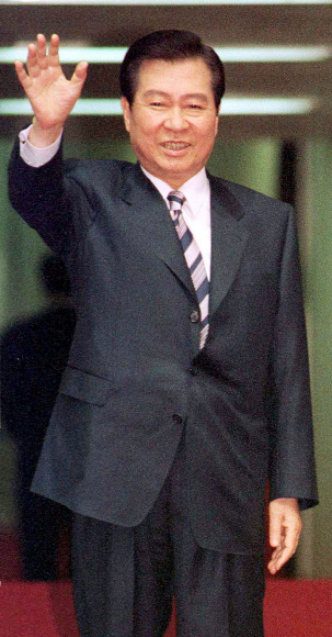 인동초(忍冬草) 김대중 전 대통령이 떠났다. 대한민국의 큰 지도자, 시대의 위대한 스승으로서 생을 마감하며 영면에 들었다.  서울신문 포토라이브러리 