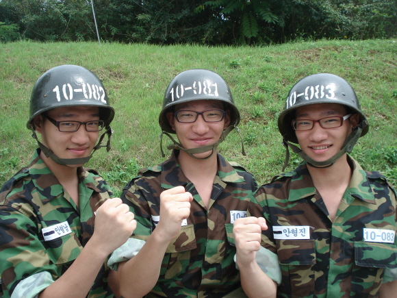 왼쪽부터 셋째 안형남, 첫째 형욱, 둘째 형진 3형제.  육군 제공  