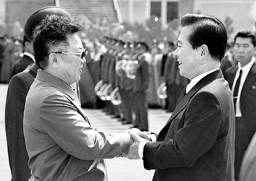 고 김대중(오른쪽) 전 대통령이 지난 2000년 6월13일 평양 순안공항에 도착, 영접나온 북한 김정일 국방위원장과 악수를 하고 있다. 김 전 대통령과 김 위원장은 이틀 뒤 6·15 공동선언을 통해 남북관계의 새 이정표를 세웠다. 서울신문 포토라이브러리 