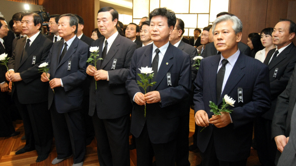 18일 김대중 전 대통령 서거 소식이 전해지자 한화갑 전 국회의원 등 조문객들이 빈소가 마련된 연세대 세브란스 병원을 찾아 헌화하고 있다.  사진공동취재단 