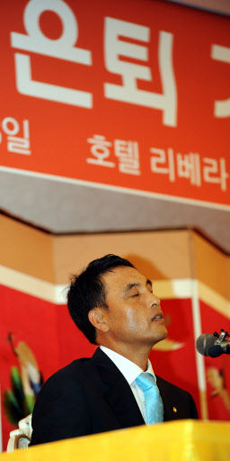 한화 송진우가 18일 대전 리베라 호텔에서 은퇴 기자회견 도중 만감이 교차하는 듯 눈을 감고 있다. 대전 성복현기자 hsung@sportsseoul.com 