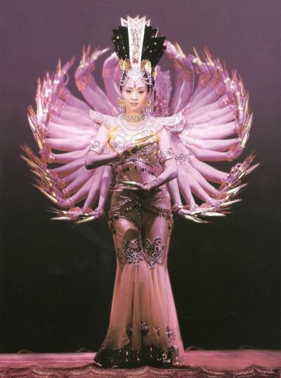 장이머우 감독이 이끄는 중국의 국보급 예술단 ‘천수관음’의 공연 모습. EBS 제공 