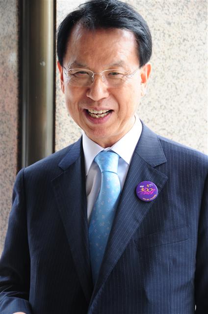 세계교회협의회 총회 한국 유치를 추진하고 있는 김삼환 목사가 출국직전인 19일 기자들과 만나 총회 유치에 대한 각오를 전하고 있다.