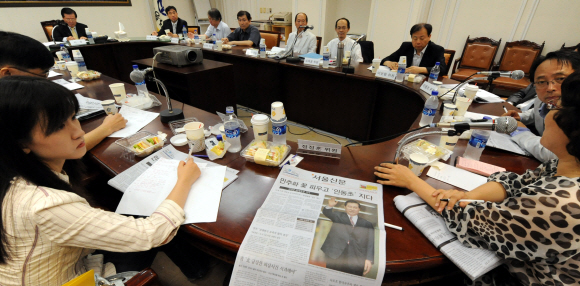 19일 서울신문사 6층 회의실에서 열린 제31차 독자권익위원회에서 위원들이 의견을 나누고 있다. 이언탁기자 utl@seoul.co.kr