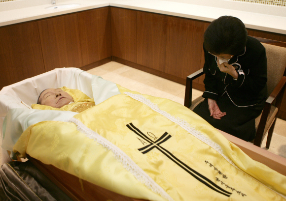 고 김대중 전 대통령의 입관식이 20일 세브란스병원에서 가톨릭 의식에 따라 진행되는 동안 부인 이희호 여사가 오열하고 있다. 사진 공동취재단