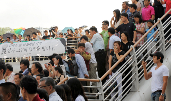 운구행렬 지켜보는 시민들  20일 오후 서울 연세대세브란스병원 정문 앞의 육교를 가득 메운 시민들이 여의도 국회로 향하는 김대중 전 대통령의 운구 행렬을 지켜보고 있다.  사진공동취재단