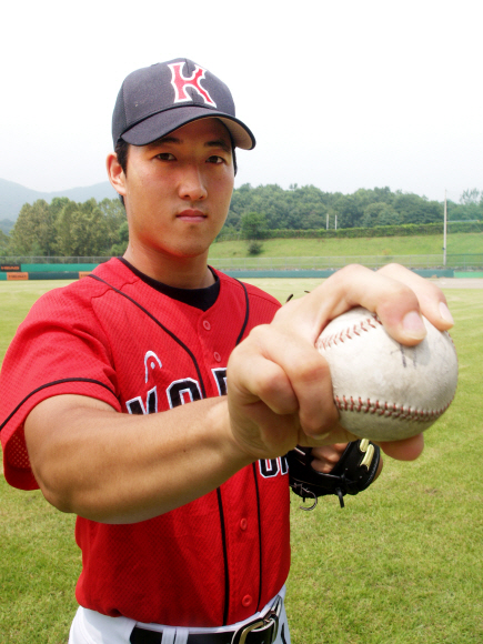 2010프로야구 신인 드래프트에서 전체 1순위로 LG에 지명된 고려대 투수 신정락이 경기 장흥의 고려대 야구훈련장에서 야구공을 손에 쥔 채 기대에 부응할 것을 다짐하고 있다.
