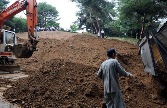 고 김대중 전 대통령이 영면하게 될 서울 동작동 국립서울현충원에서 20일 김 전 대통령 묘역 조성작업이 진행되고 있다. 안주영기자 jya@seoul.co.kr