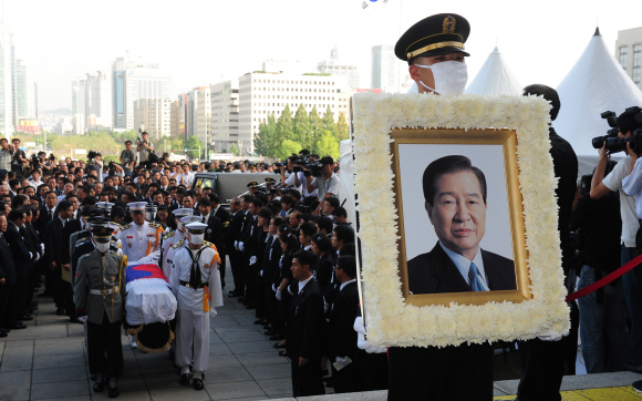 운구 행렬  6선 의원으로 철저한 의회주의자였던 고 김대중 전 대통령의 시신이 20일 오후 서울 연세대 세브란스 병원에서 입관된 뒤 공식 빈소가 마련된 국회로 옮겨지고 있다. 이호정기자 hojeong@seoul.co.kr