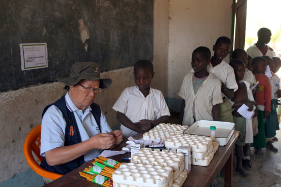 국내 기생충박사 1호인 임한종 박사가 지난달 국제구호개발 시민단체인 굿네이버스와 함께 탄자니아 코메섬을 찾아 현지 주민들을 위한 기생충 퇴치활동을 벌였다. 사진은 임 박사가 기생충약을 복용한 코메섬 어린이들의 채혈검사 결과를 살피는 모습. 굿네이버스 제공