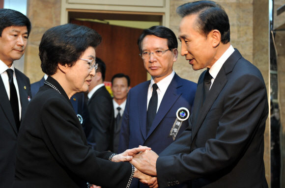 이명박 대통령이 21일 국회에 마련된 김대중 전 대통령의 빈소를 찾아 조문한 뒤 김 전 대통령 부인 이희호 여사의 손을 잡고 위로하고 있다. 최해국기자 seaworld@seoul.co.kr