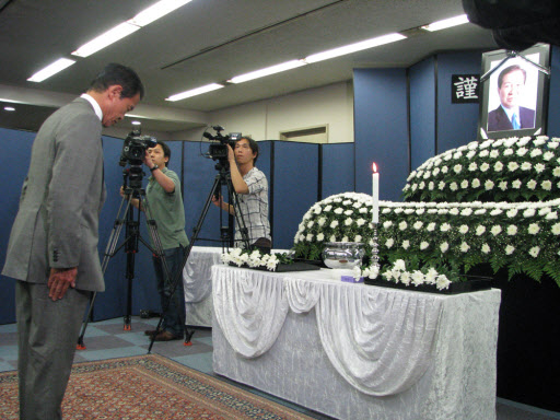 아소 日총리 헌화  아소 다로(麻生太郞) 일본 총리가 21일 저녁 도쿄 미나토구 주일 한국대사관 1층에 차려진 김대중 전 대통령의 분향소를 찾아 헌화한 뒤 명복을 빌고 있다. 주일 한국대사관 제공 