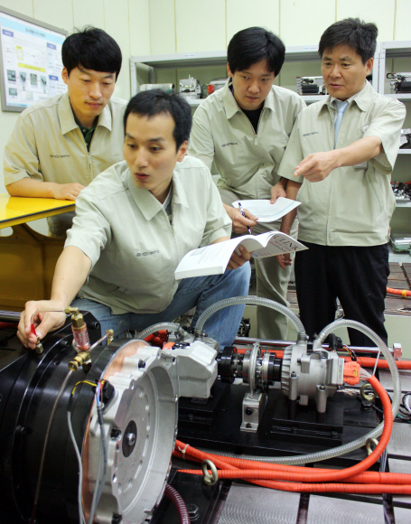 현대·기아차 남양연구소 하이브리드개발실 연구원들이 전기모터 성능 테스트를 하고 있다. 앞줄부터 시계방향으로 박현수·정진욱·정태영 연구원, 심현성 이사.