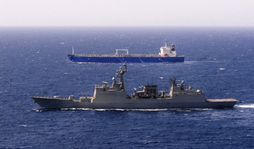 작전 중인 대조영함(앞쪽). 이 사진은 소말리아 해적 차단 및 선박보호를 위해 파병된 청해부대 소속으로 한국 국적 상선(뒤쪽)을 호송하던 당시의 모습.  합동참모본부 제공