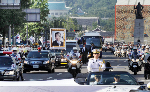 고 김대중 전 대통령의 국장(國葬)이 치러진 23일 고인을 모신 운구 행렬이 국민들의 애도 속에 서울 광화문광장을 거쳐 서울광장으로 향하고 있다. 김 전 대통령은 한국 정치사에 ‘화해와 통합’, ‘민주주의와 인권’이라는 가르침을 남긴 채 영면했다. 도준석기자 pado@seoul.co.kr