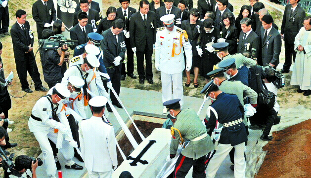 하관 23일 서울 동작동 국립서울현충원에서 김대중 전 대통령의 시신이 슬픔에 젖은 유가족과 친지, 측근 등이 지켜보는 가운데 묘소에 안장되고 있다. 사진공동취재단