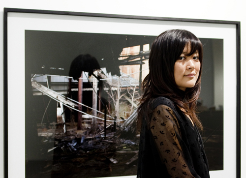 첫 국내 전시회를 갖는 김미루씨가 대도시의 낯선 이면, 죽어가는 공간을 날것 그대로 담은 자신의 작품 앞에 서 있다. 갤러리 현대 제공