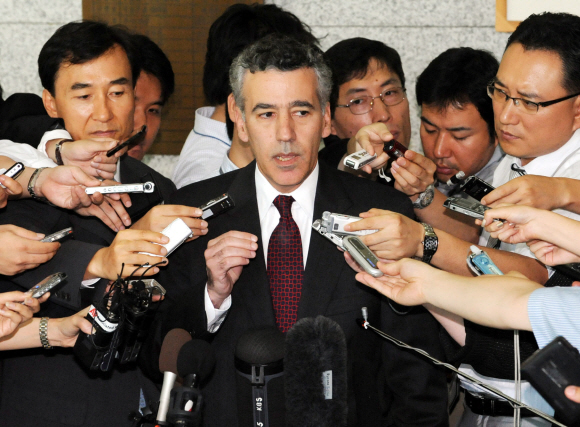 방한 중인 필립 골드버그 미국 국무부 대북제재 조정관이 24일 서울 도렴동 외교통상부 청사에서 위성락 한반도평화교섭본부장과 면담한 뒤 기자들에게 관련 내용을 설명하고 있다. 이언탁기자 utl@seoul.co.kr