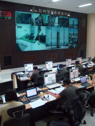 발사통제지휘소 리허설  국내 최초의 우주발사체 나로호(KSLV-1)의 발사 예정일을 하루 앞둔 24일 전남 고흥군 외나로도 나로우주센터의 발사통제지휘소에서 연구원들이 최종 리허설을 하고 있다. 한국항공우주연구원 제공