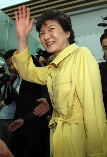 ‘특사’ 박근혜  한나라당 박근혜 전 대표가 24일 이명박 대통령의 특사자격으로 헝가리와 덴마크 등을 방문하기 위해 인천공항을 통해 출국하면서 지지자들에게 손을 흔들고 있다. 연합뉴스 