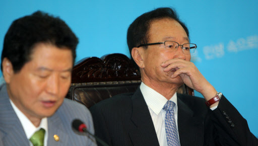 한나라당 박희태(오른쪽) 대표가 24일 서울 여의도동 당사에서 열린 최고위원회의에서 안상수 원내대표의 발언을 듣고 있다. 연합뉴스