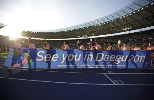 한국선수단이 24일 독일 베를린 올림피아슈타디온에서 열린 2009 세계육상선수권대회 폐막식에서 ‘2011년 대구에서 만나요’라고 쓴 플래카드를 든 채 태극선을 흔들면서 입장하고 있다.  베를린 연합뉴스