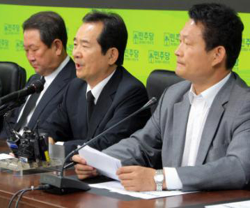 민주당 정세균(가운데) 대표가 24일 서울 여의도동 당사에서 열린 최고위원회의에서 모두 발언을 하고 있다.  연합뉴스